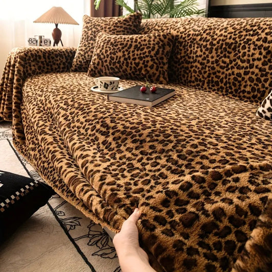GemütlicherLeopard: Sofa cover with leopard print and soft structure – for living room and sofa